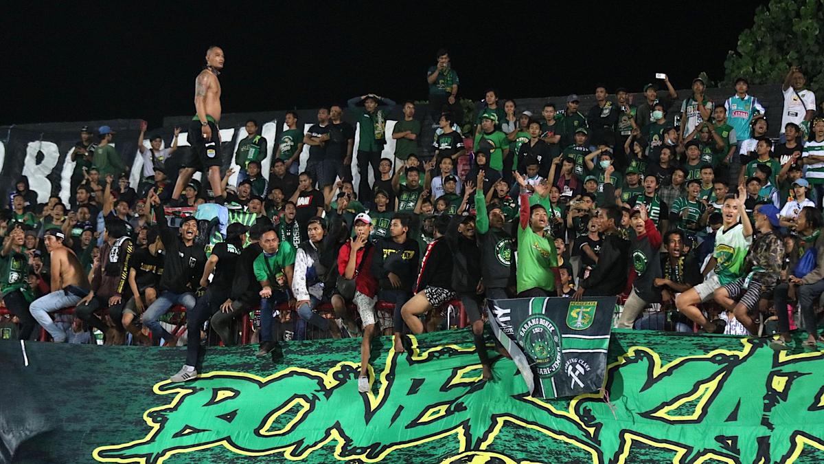 Ratusan Bonek