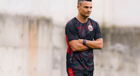 carlos pena usai di tahan imbang persebaya