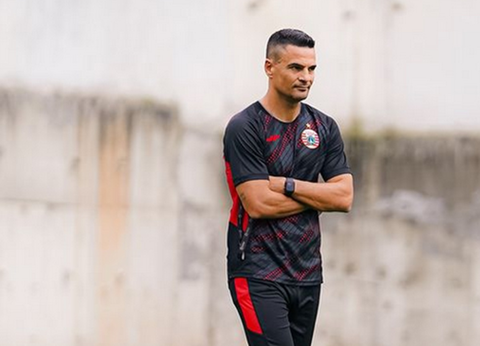 carlos pena usai di tahan imbang persebaya