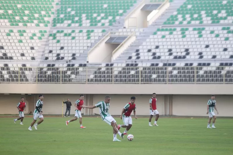 latihan para pemain pss sleman di stadion maguwoharjo