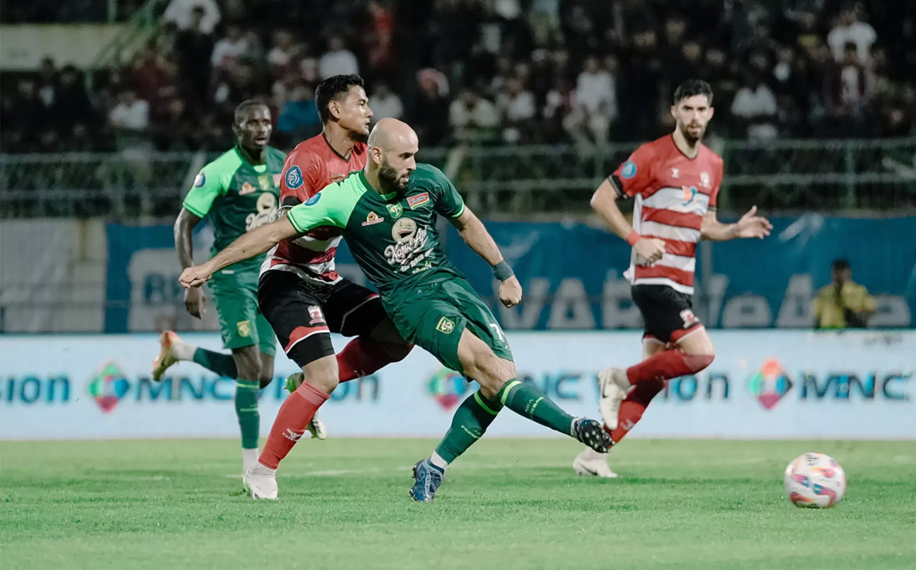 prediksi susunan pemain persebaya vs madura united 20 april 2025